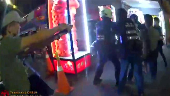 高雄一名身背8条通缉的通缉犯，不愿配合警方逮捕奋力抵抗，周边友人也出手阻挡，警方鸣枪控制现场。（警方提供／任义宇高雄传真）