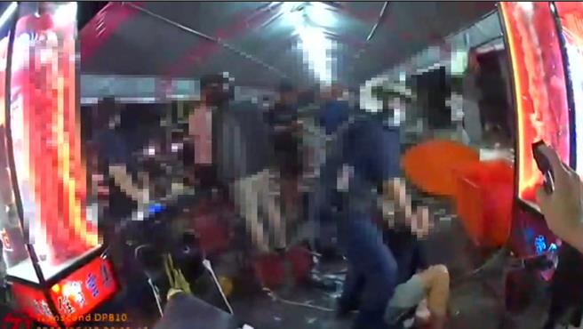 高雄一名身背8条通缉的通缉犯，不愿配合警方逮捕奋力抵抗，周边友人也出手阻挡，警方鸣枪控制现场。（警方提供／任义宇高雄传真）