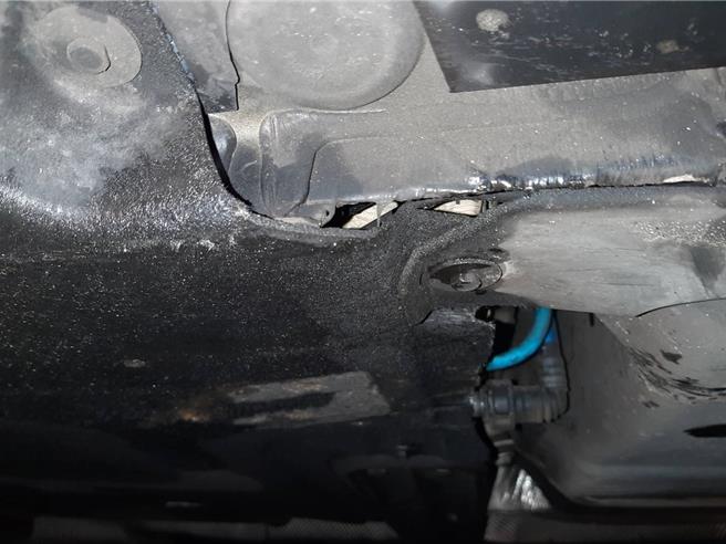 台中市和平區東關路台8線23公里處17日晚間8時35分發生落石，損壞1部自小客車底盤，造成車輛故障漏油。（和平警分局提供／馮惠宜台中傳真）