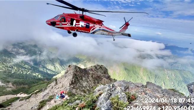 黃姓男子墜300多公尺深山谷身亡，玉管處與消防人員將遺體拉至合適吊掛點，由直升機運送下山。（南投縣消防局提供／楊靜茹南投傳真）
