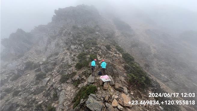 排雲管理站人員在300多公尺深處尋獲遺體。（南投縣消防局提供／楊靜茹南投傳真）