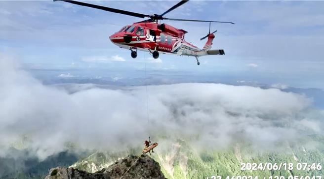 空勤總隊直升機將遺體運送下山交由警方及家屬處理。（南投縣消防局提供／楊靜茹南投傳真）