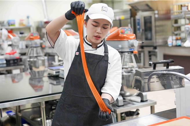 屏科大学生林佳慧已有9张专业证照，在成果发表会中示范拉糖技巧。（屏科大提供／罗琦文屏东传真）