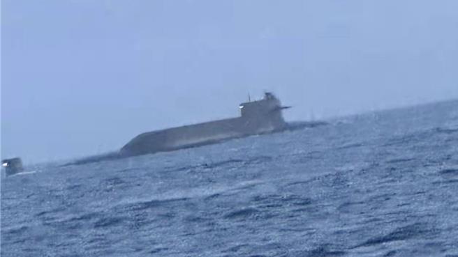 大陸解放軍一艘疑似第三代彈道飛彈094型核潛艇（北約代號：晉級）18日清晨出現在金廈水道，引發議論。（翻攝照片／林瑞益高雄傳真）