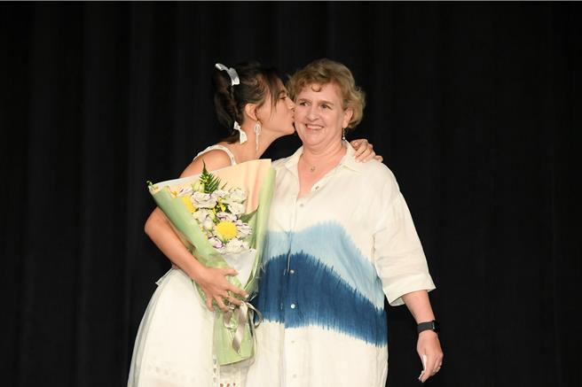 奶黄（左）亲吻妈妈欧阳珊。（三立提供）