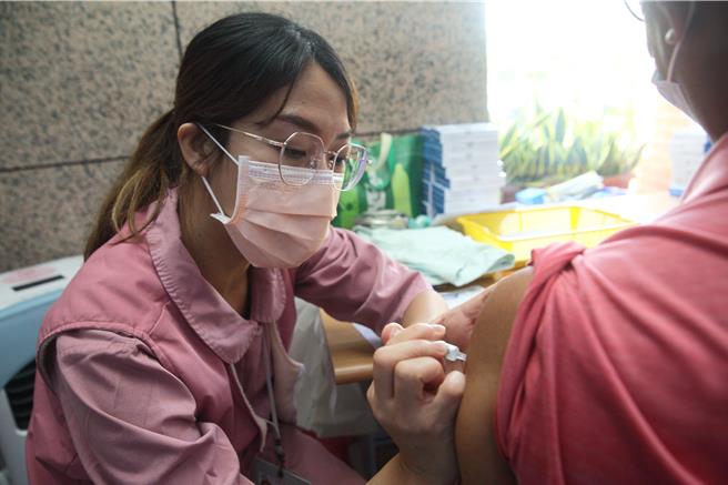 疾管署表示，国内上周接种新冠XBB疫苗共1.3万剂，较前一周增加8％，但全国接种率仍偏低，全年龄接种率为11.4％。图为接种疫苗示意图。（张铠乙摄）