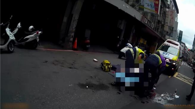 杨男在警方的戒护下，送往北市新光医院急救。（芦洲警分局提供／张铠乙新北传真）