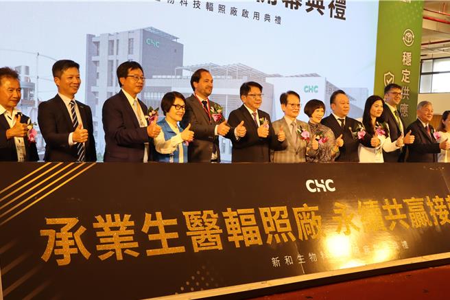 總統府祕書長潘孟安、副縣長鄧桂菊等人揭牌啟用。（苗栗縣政府提供／李京昇苗栗傳真）