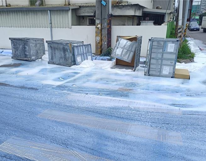 货车载化学涂料洒满地，4机车骑士无辜摔倒1人送医。(取自记者爆料网／吕筱蝉桃园传真)
