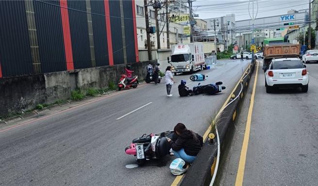 货车载化学涂料洒满地，4机车骑士无辜摔倒1人送医。(取自记者爆料网／吕筱蝉桃园传真)