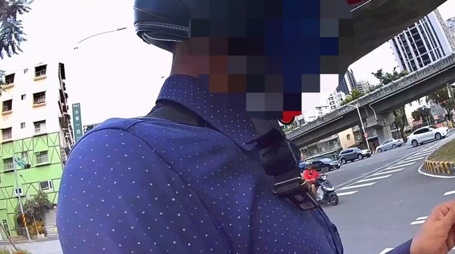 黎男拔腿狂奔，奈何體力不支，不到100公尺即被員警逮捕。（圖／警方提供）