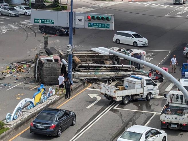 台中市清水區中清路八段與中山路口18日14時39分傳出車禍事故，1輛水泥灌漿車、轎車與大型重型機車因不明原因撞成一團，造成1女4男共5人擦挫傷送醫治療，幸無生命危險。（民眾提供／潘虹恩台中傳真）
