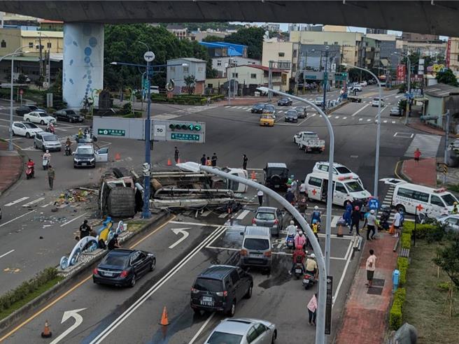 台中市清水區中清路八段與中山路口18日14時39分傳出車禍事故，1輛水泥灌漿車、轎車與大型重型機車因不明原因撞成一團，造成1女4男共5人擦挫傷送醫治療，幸無生命危險。（民眾提供／潘虹恩台中傳真）