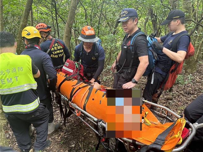 1名60余岁男子今（18）日上午与两名女性朋友到新北市贡寮区攀登鸡母岭，未料在距离鸡母岭约250公尺遇到蜜蜂攻击，男子一度昏迷不醒，所幸经过求救后消防人员抵达急救，将三人一同平安带下山。（翻摄画面）