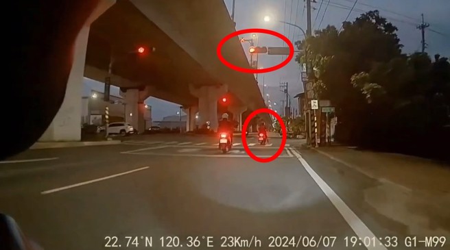 高雄骑士看左右没车就冒险闯红灯，根本没注意有警员在他后方，直接追上开罚。（翻摄爆料公社）