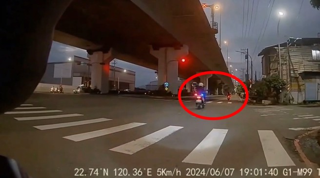 警员看到男子闯红灯，直接开警示灯鸣笛追上。（翻摄爆料公社）