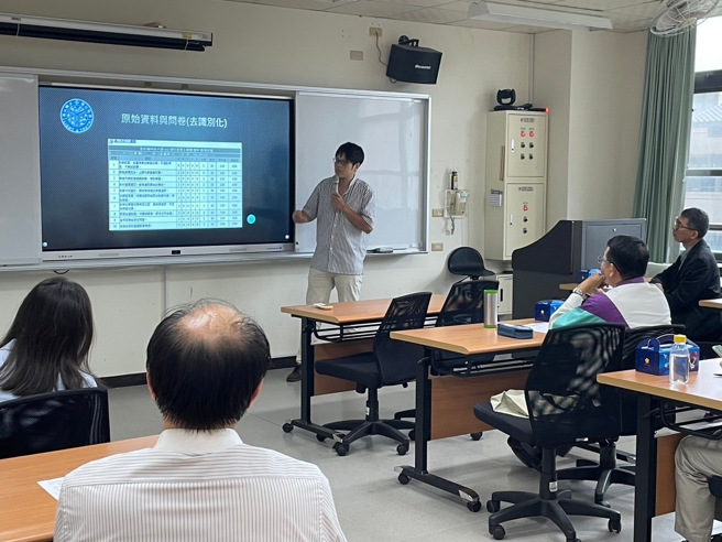 鄭翔老師發表「依據學生回饋資料之技職院校教師教學成效分析-以聖約翰科技大學為例」之論文。(照片/聖約翰科技大學提供)