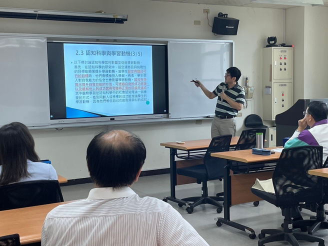 施弘尉老師從認知理論與教學實踐，說明如何提升大學生的學習動機。(照片/聖約翰科技大學提供)