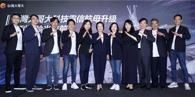 台湾大哥大总经理林之晨(右1)与经营团队共同公布合併台湾之星后的半年成绩单与前景展望。（台湾大提供）