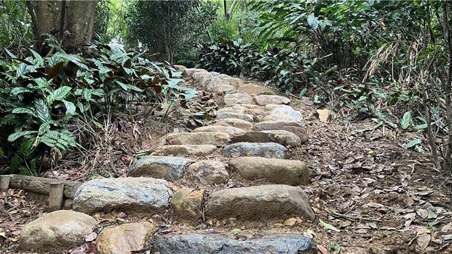 以塊石堆砌而成的砌石階梯，營造自然步道。（新北市觀光旅遊局提供）