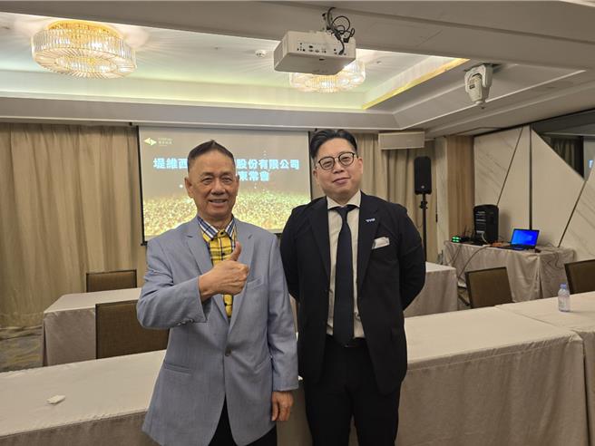 堤維西董事長吳國禎（右）與董事吳俊佶。（黃琮淵攝）
