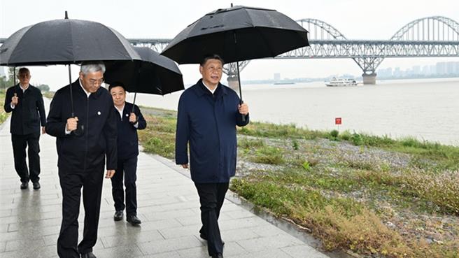 习近平指示防汛抗旱工作全力应对灾情最大限度降灾损。图为习近平视察地方。（新华社资料照）