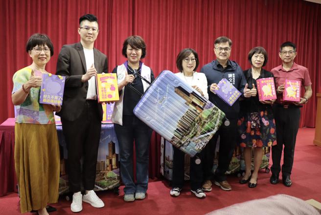 康裕成议长（右四）促成郡都集团赠选手出国比赛行李箱，期待「载金而归」为国争光。郡都集团董事长唐承（左二）、黄秋瑛议员（左三）、谢文斌局长（右三）与三校校长、主任。（图／高雄市教育局）