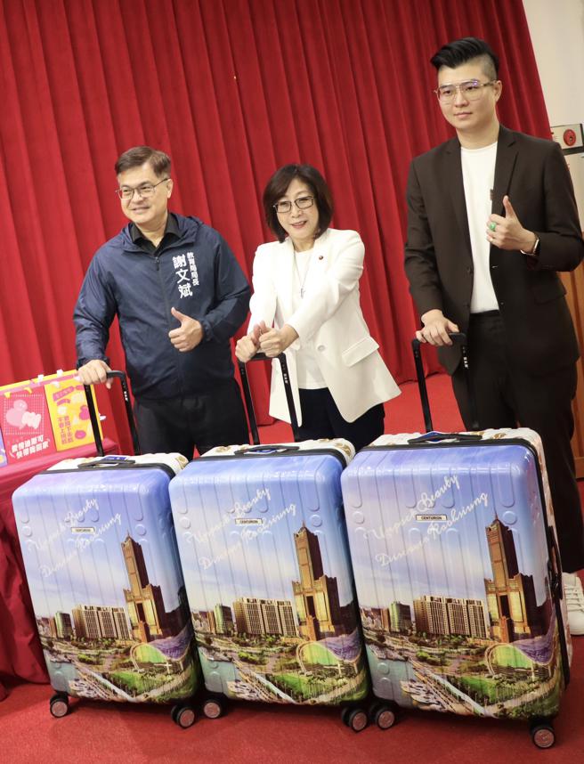 康裕成认为，行李箱不仅提供实用的旅行配备，也象徵企业对学校体育的支持与鼓励。（图／高雄市教育局）