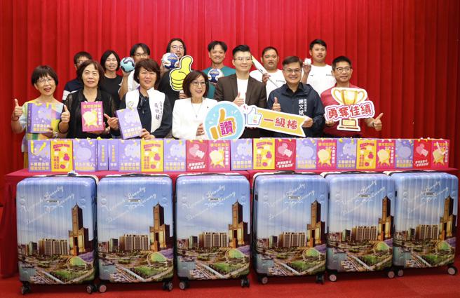 在议长康裕成协助促成下，郡都集团捐赠行李想勉励高雄小将们带着各界祝福登上世界舞台，为国争光。（图／高雄市教育局）
