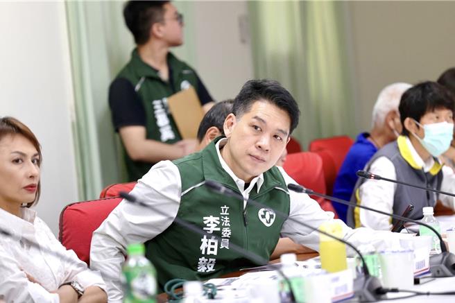 立委李柏毅今（17）日特别请托经济委员会召委邱议莹，召开「中油宿舍区供电相关议题协调会」，希望为民眾争取公平计价。（柯宗纬翻摄）