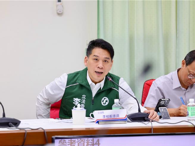 立委李柏毅今（17）日召开「中油宿舍区供电相关议题协调会」，希望为民眾争取公平计价。（柯宗纬翻摄）