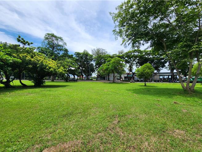 清華大選選定蓮池潭畔舊左營國中作為校地，遭地方社團、環團擔憂影響景觀與觀光，內政部18日會議中決定不予審議，高市府表示遵照指示配合辦理。（任義宇攝）