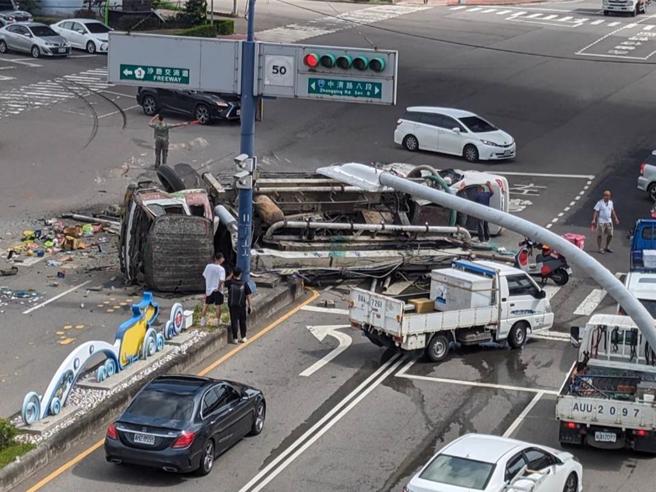 台中市清水區中清路八段與中山路口18日14時39分傳出車禍事故，1輛水泥灌漿車、轎車與大型重型機車因不明原因撞成一團，造成1女4男共5人擦挫傷送醫治療，幸無生命危險。（民眾提供／潘虹恩台中傳真）