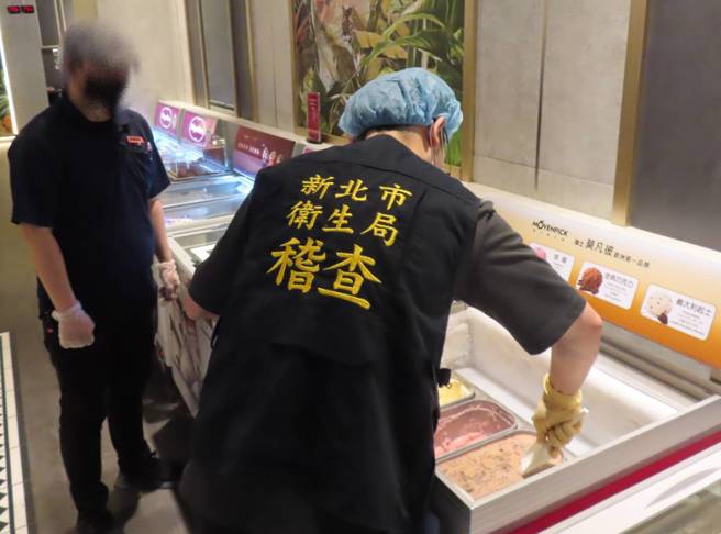 新馬辣新店裕隆城店2客人用餐後疑似食物中毒，新北市衛生局昨日派員前往稽查，依規定勒令該店暫停營業。（新北市衛生局提供）