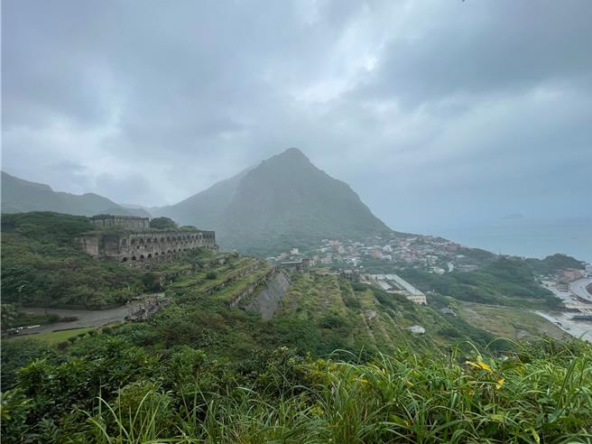 台電公司進行「水湳洞汙染整治計畫」，將在水湳洞O區規畫景觀步道，但因台電無法管理景觀步道，新北市議員林裔綺為此在新北市議會總質詢上要求新北市府點頭答應接手步道管理，新北市長侯友宜回應「步道沒問題就交給我們委管」，但希望台電無償借用土地。（新北市環保局提供）