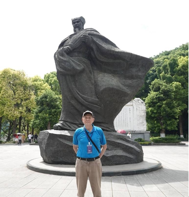 作着摄于白帝城诸葛亮铜像前。（作者提供）