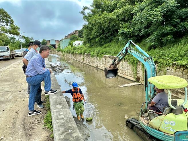 金門縣金湖鎮長陳文顧（左前）今日率團隊巡視轄內各區排水溝及溪流排水效率改善情形，做好相關防汛、防颱準備及應變。（圖／金湖鎮公所）