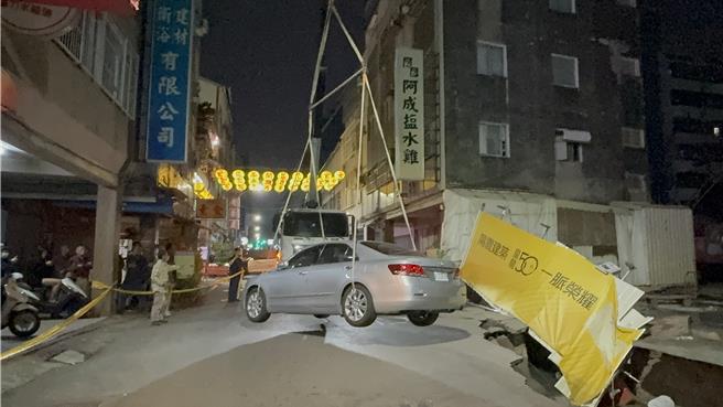 台南市中西區五妃街一處新建案，今年3月初因建築工地承包商未依規範施作連續壁，導致道路嚴重坍塌，驚現巨坑。（本報資料照片）