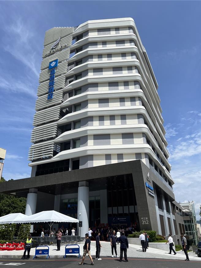  日月潭力麗溫德姆溫泉酒店座落在伊達邵商圈，擁有203間客房，13層樓高的白色建築物成為當地新地標。（楊靜茹攝）
