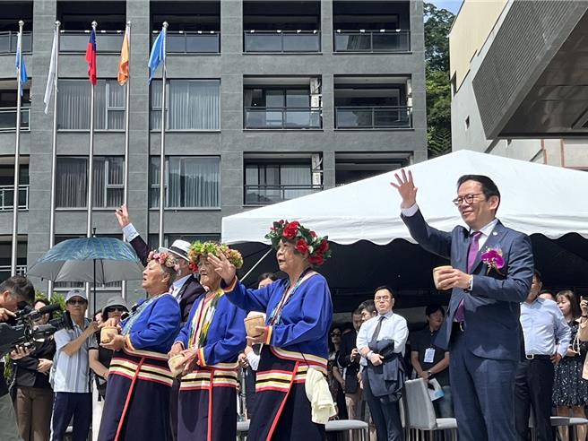  日月潭力麗溫德姆溫泉酒店邀請邵族祭師「先生媽」進行祈福儀式。（楊靜茹攝）