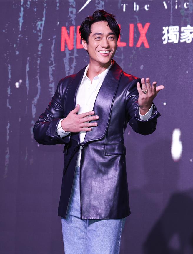 刘俊谦出席Netflix影集《谁是被害者：第2季》上线记者会，搞笑动作连发。（陈俊吉摄）