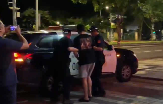 王柏杰酒驾擦撞游览车。（翻摄画面）