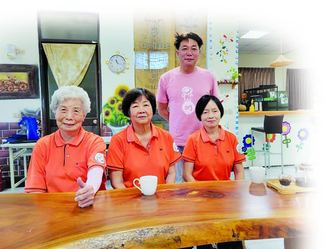 现役第一代咖啡阿嬷、88岁吴贵珍（左起），与第二代咖啡阿嬷张素寧、邱月勤等长辈，持续创造生命的价值，后方站立者为圆富社区发展协会执行长陈宗卿。图／顏瑞田