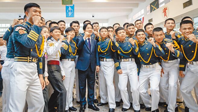 赖清德总统「首战即终战」惹议！国防部长顾立雄17日答询表示，赖总统的意思就是要强化防卫能力，强调「我们从来没有求战」。图为赖清德总统（中）16日与陆官学员合影留念。（总统府提供）