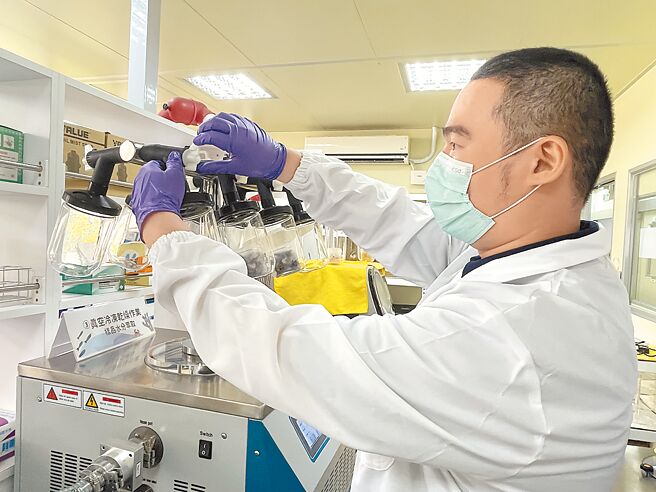 核能安全委員會17日正式啟用第2間生物氚實驗室。（蔡佩珈攝）