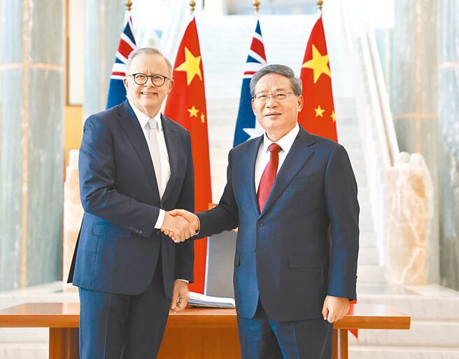 大陸國務院總理李強，17日轉往坎培拉，與澳洲總理艾班尼斯舉行會晤，並在會前宣布將澳洲納入單方面免簽國家。（新華社）