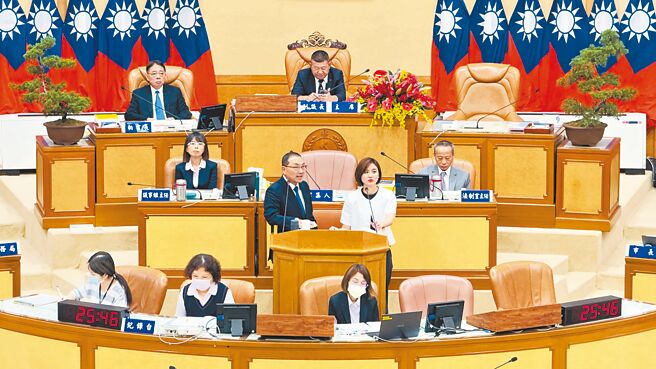 针对原住民社宅兴建问题，新北市长侯友宜（二排左）承诺会全力衝刺。（吕健豪摄）