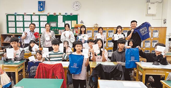 新北市頭湖國小學生開心收到來自美國辛辛那提市海德公園學校姐妹校的文化盒。（新北市教育局提供／柯毓庭新北傳真）