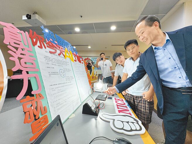 桃园各国中小绞尽脑汁设计多元有趣的暑假作业，桃园区经国国中希望学生从生活经验中找出不便，运用AI工具如ChatGPT的帮助，为问题找解方。（蔡依珍摄）