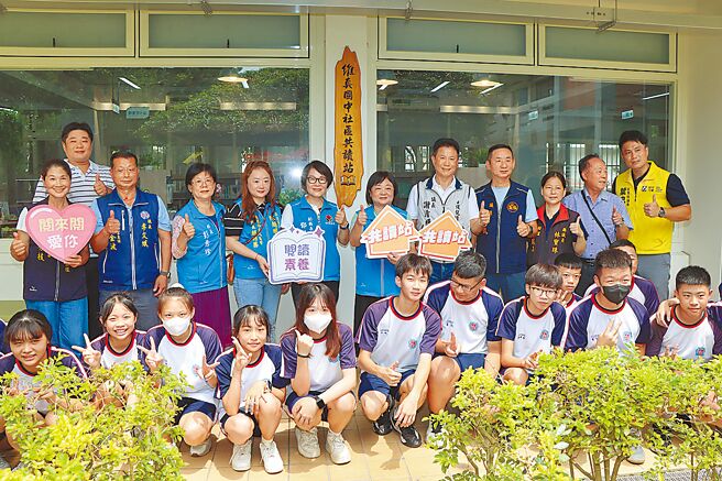苗栗县政府为让阅读风气从学校推广到社区，今年规画在10所国中小打造社区共读站，副县长邓桂菊（后右七）等人17日启用维真国中「文耀书坊」社区共读站，希望学校、社区共同拥有优质的书香环境。（苗栗县政府提供／李京升苗栗传真）